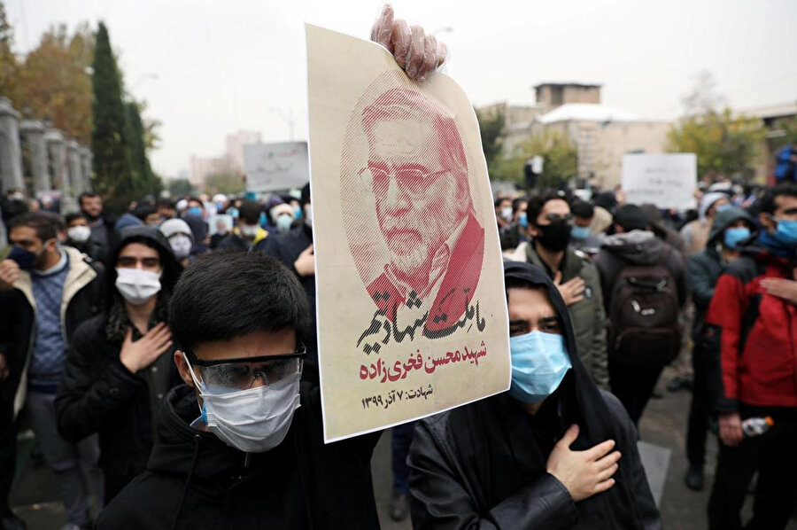 İran'da Fahrizade'nin suikasta uğramasını protesto eden bir grup.