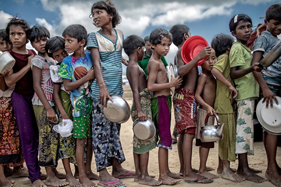  Bangladeşli fotoğrafçı K M Asad'ın objektifinden kamplarda hayatta kalma mücadelesi veren çocuklar.