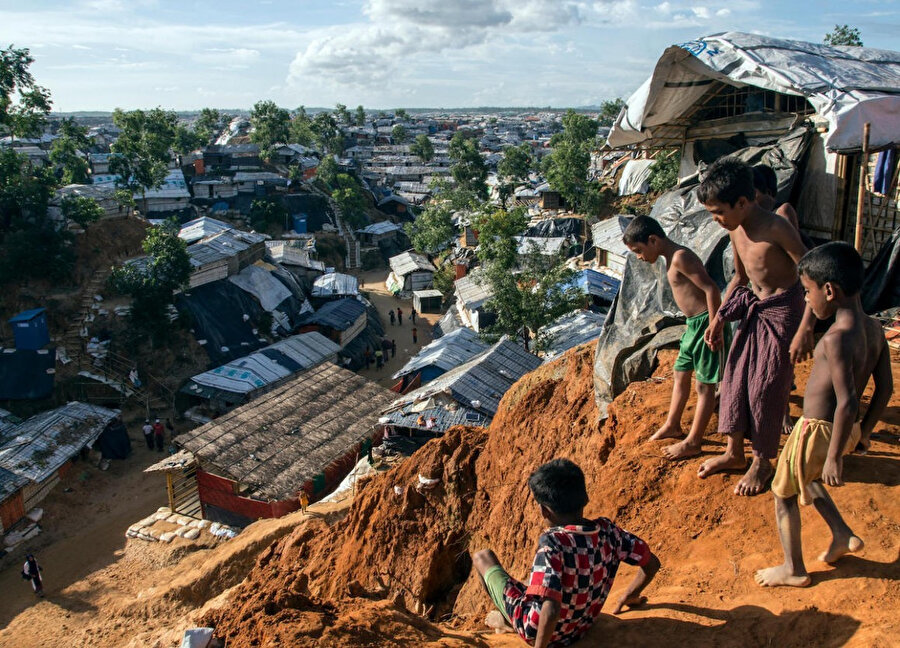 Arakanlı mültecilerin sığındığı Bangladeş'in Cox's Bazar kentindeki kamplarda yaşamını sürdüren çocuklar.