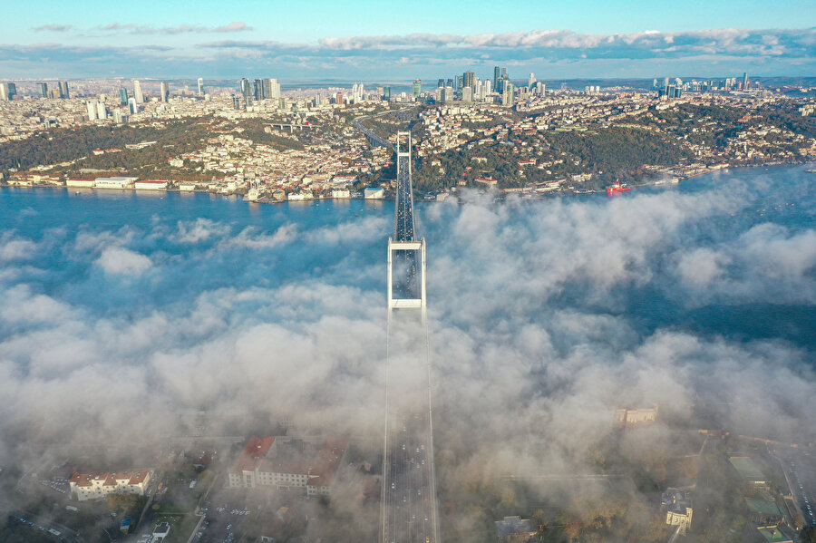 İstanbul'da sabah saatlerinde oluşan sis, 15 Temmuz Şehitler Köprüsü ve çevresinde etkili oldu.