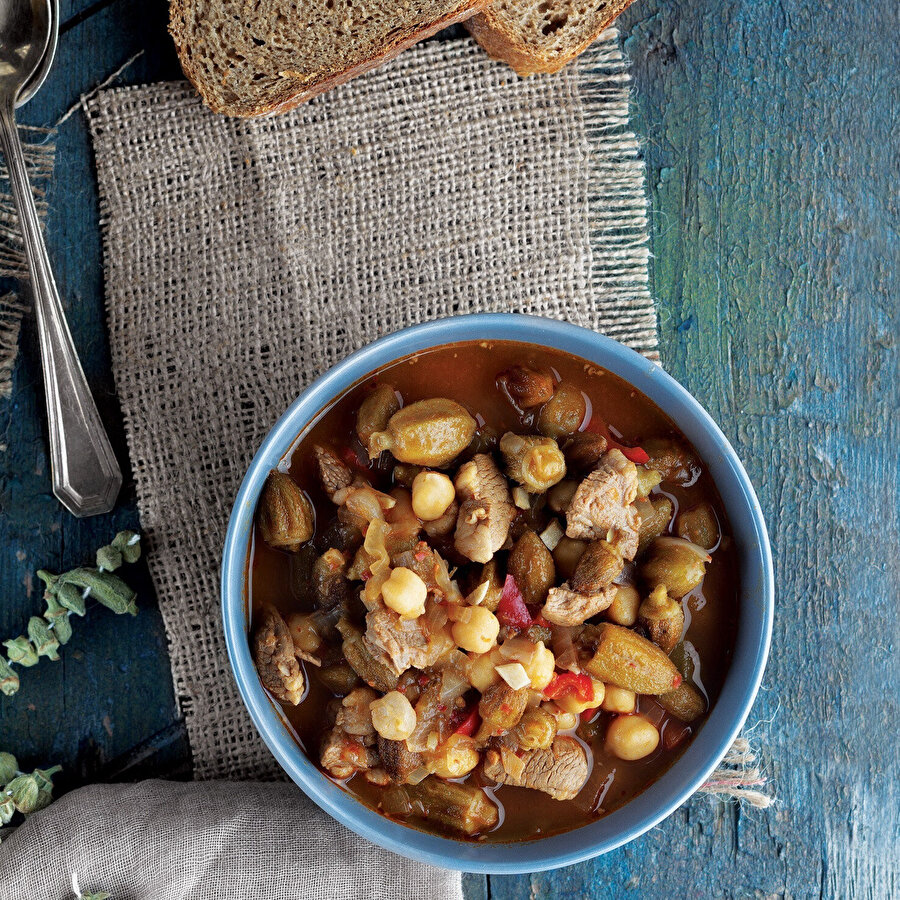 Etli Nohutlu Kuru Bamya Çorbası tarifi