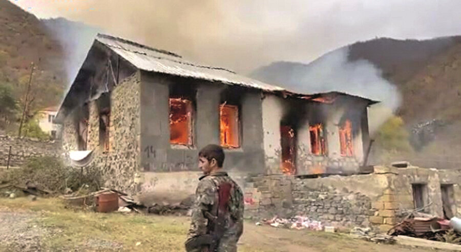 Kelbecer başta olmak üzere işgalden kurtarılamayan Karabağ topraklarından bu günlerde dumanlar yükseliyor. Ermeni işgalciler, geçen yüzyılın başında Osmanlı topraklarında yaptıkları mezalimin aynısını bugün Karabağ topraklarında da uygulamaya koyuldu. İşgal etikleri evleri boşaltmak zorunda kalan Ermeniler, gelecek olan asıl toprak sahiplerinin eline geçmemesi için evleri ve tüm yapıları yakmaya başladı. Meyve ağaçlarını hatta meyve vermeyen ağaçları bile kesen Ermenilerin sloganı ise ‘Türklere hiçbir şey bırakmayacağız’.