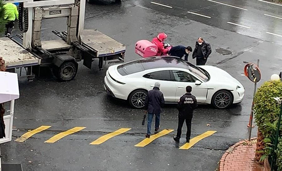 Porsche Taycan Turbo S elektrikli otomobilin yolda kaldığı anlar