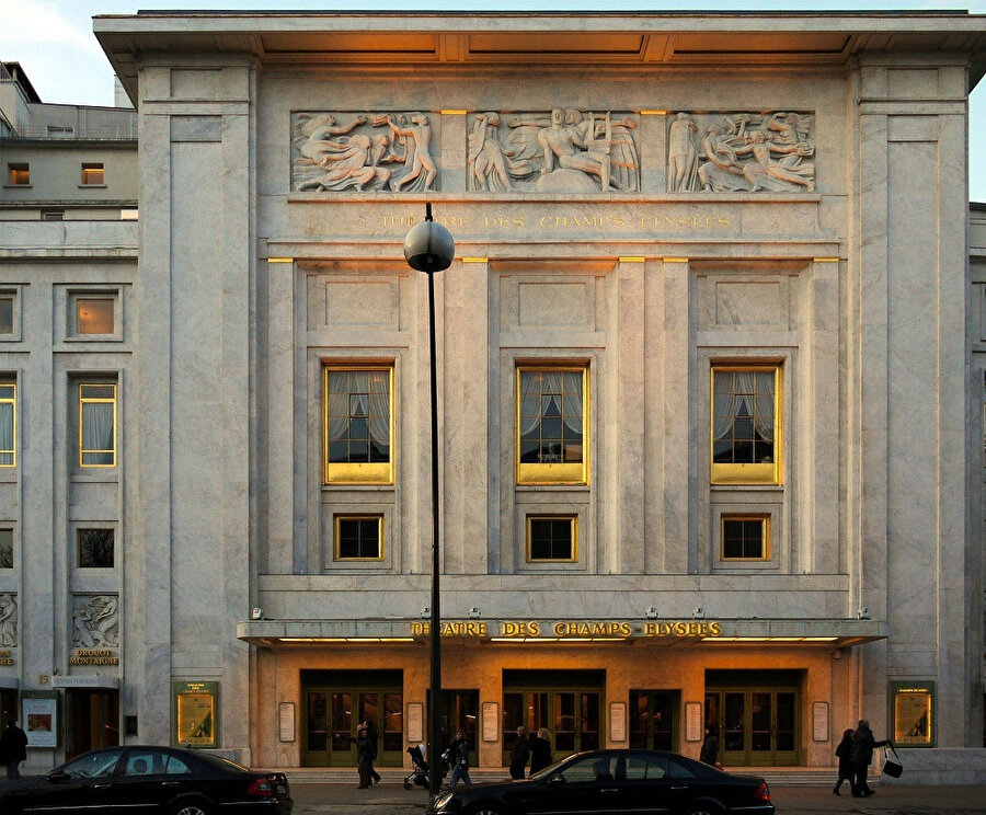 Champ-Elysees Tiyatrosu giriş cephesi.