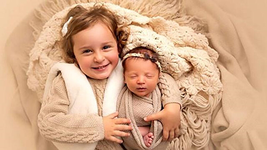 Embriyo bebekler Emma ve Mollyn