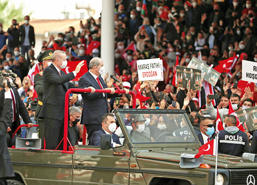 Maraş’ın açılması, çok ileri bir hamle ve köprülerin atılması manasına geliyor. Türkiye 1974 Türkiye’si değil, dönemin dengelerine taviz için böylesi bir zenginliği salt koz olarak elinde tutacak zafiyet gerilerde kaldı. Ne birleşen ne boşanan şımarık Rum tarafının karşısında net bir duruş sergiliyor: Birleşme yoksa burası bizim!.. Uzun vadede olacağı da budur; güçlü olanın dediği olacaktır.
