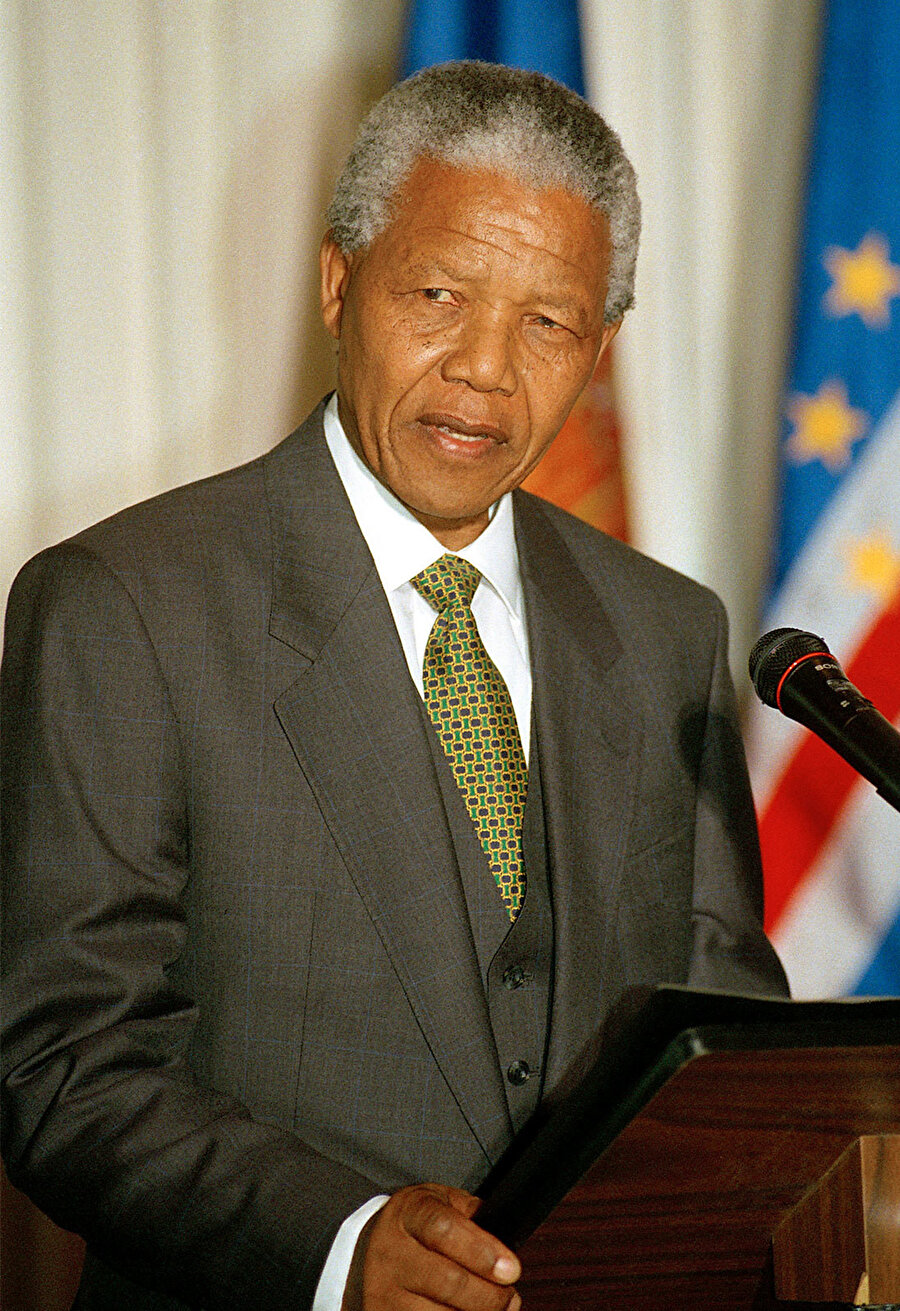 Meselâ Mandela'yı otuz yıl hapiste çürüten, ülkenin sahibi zencileri inim inim inleten Güney Afrika rejiminin hâmisi olan İngiltere, döndü herifi "özgürlük kahramanı" ilan etti.