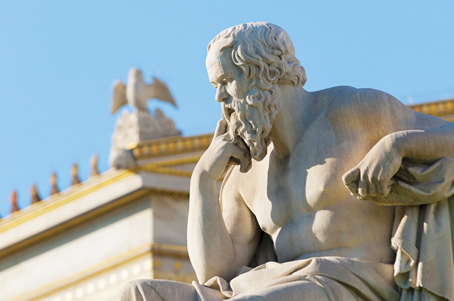 Her şeyi Batı'ya göre gören, gösteren, tam anlamıyla sömürgeci bir eğitim sistemi, çocuklarımızın beynini katletti, ruhunu yok etti. Her şeye, kendimize bile Batılı perspektiflerle bakan epistemik kölelik biçimleri üretti. Her şeyi Greklerden başlatıyoruz. Hiç bir şeyi sorgulama ihtiyacı hissetmiyoruz. Sözgelişi, Socrates, Eflatun ve Aristo'nun felsefenin, dolayısıyla düşünmenin zirveleri, insanlığa düşünmeyi öğreten zirve isimleri olduğu öğretiliyor hâlâ! Gerçekten öyle mi acaba? Bendeniz bu yazıda bildik ezberlerimizi yakarak, düşüncenin ve düşünme çabasının Socrates'le bittiğini söyleyeceğim.