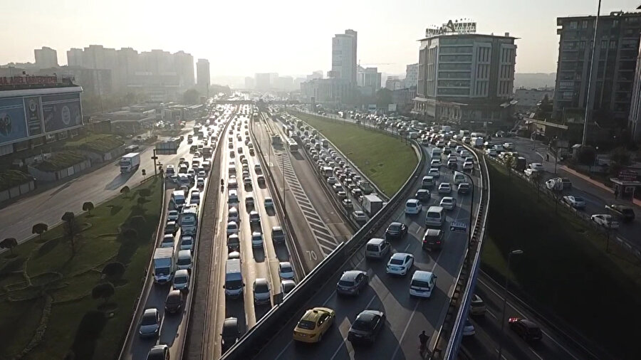 Kısıtlamaya saatler kala İstanbul'da trafik durma noktasına geldi