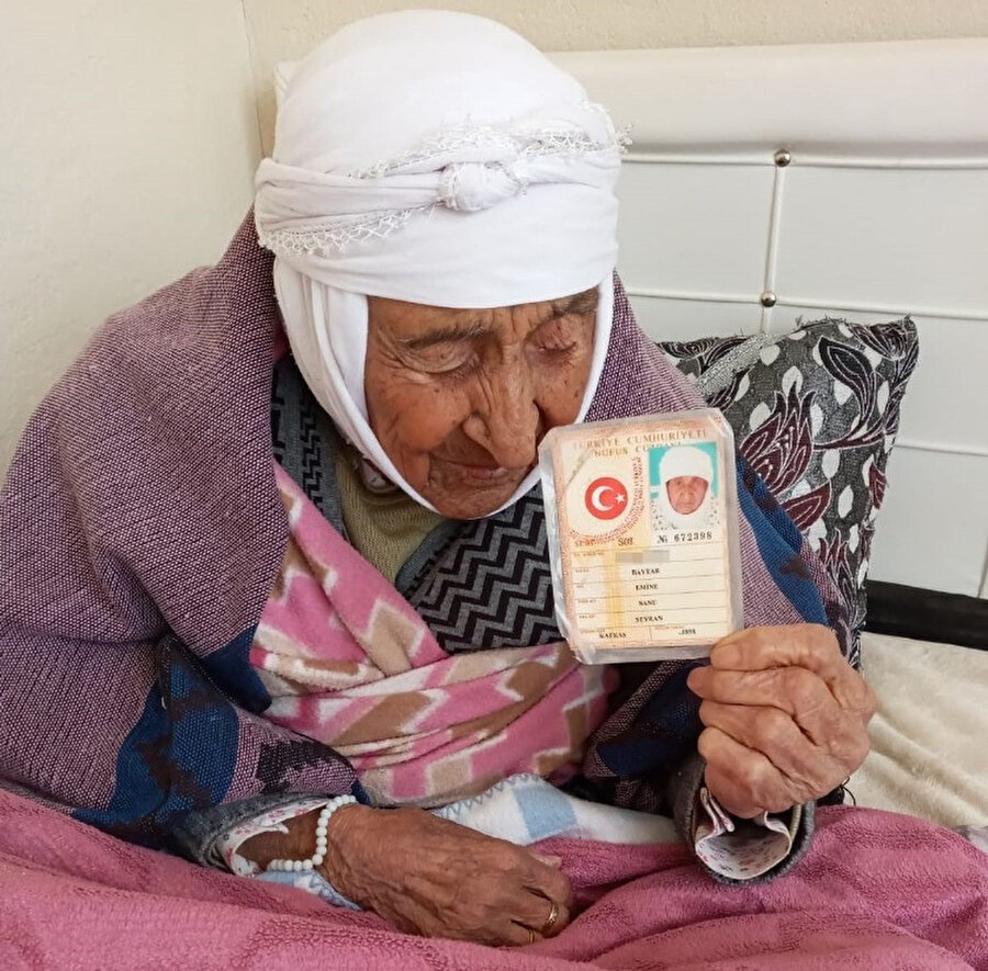Türkiye’nin en yaşlı kadını olan Emine Baytar