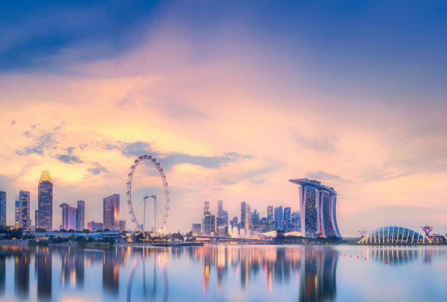 Singapur, Malay Yarımadası'nın güney ucunda, ekvatorun 137 kilometre kuzeyinde yer alan bir ada ülkesidir.