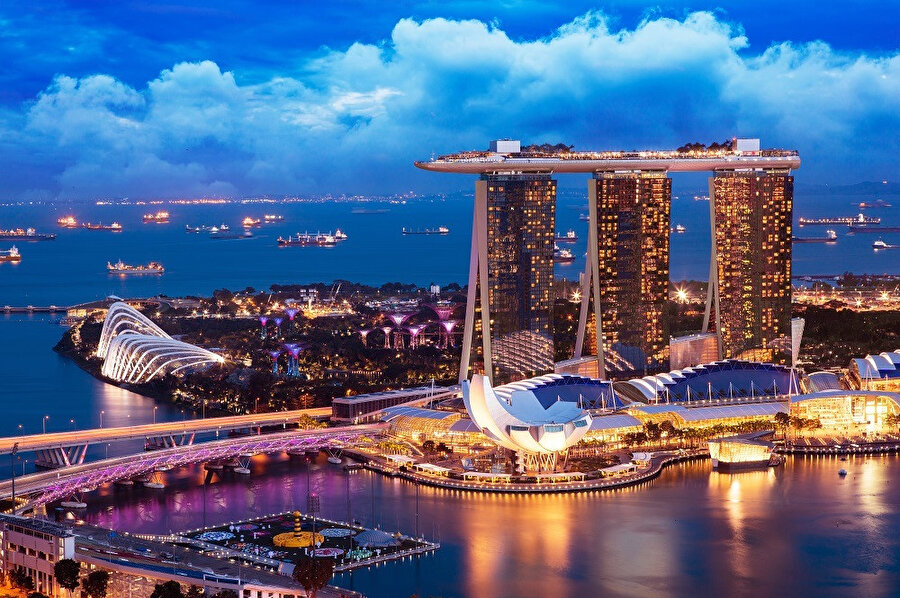 Singapur, tropikal iklime sahiptir. Sıcaklık ve nem miktarı yüksektir. 