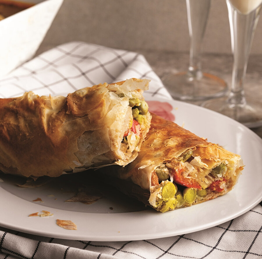  
Baklava Yufkasında Tahinli Sebzeli Börek
