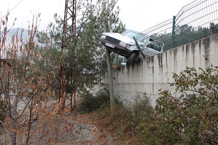 İstinat duvarından uçmak üzere olan otomobil