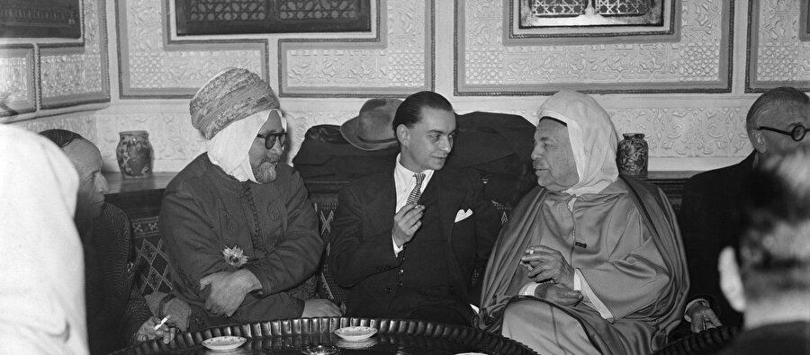 Bengabrit, Fransız yetkililerle samimi bir sohbet sırasında, 1946.