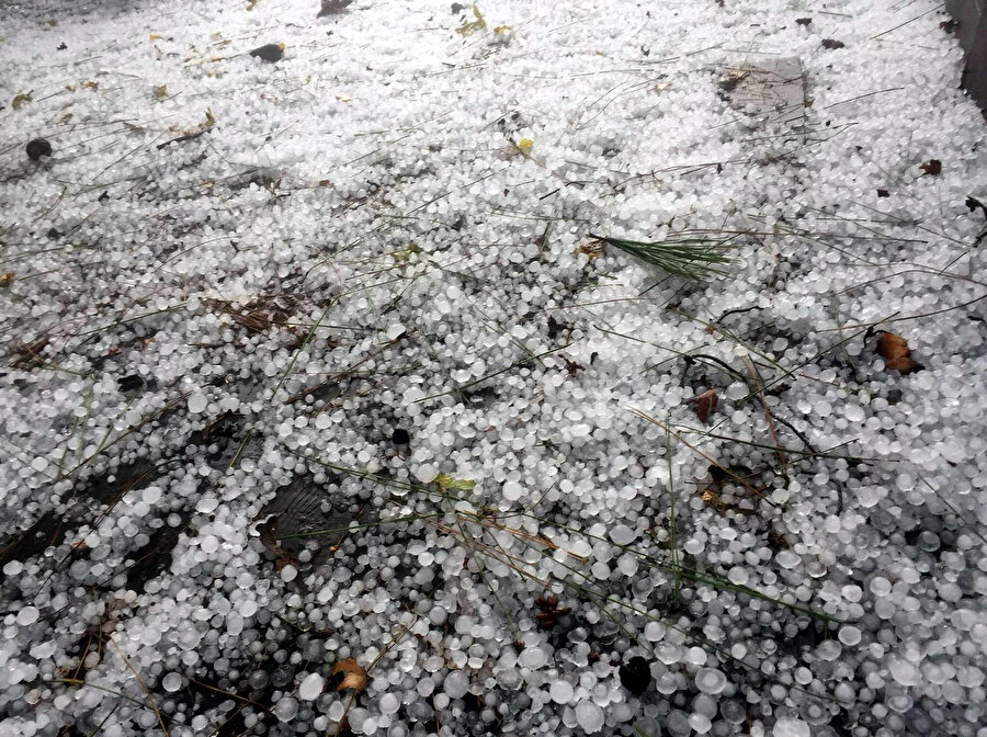 Fındık büyüklüğünde dolu yağdı: Her yer bembeyaz oldu