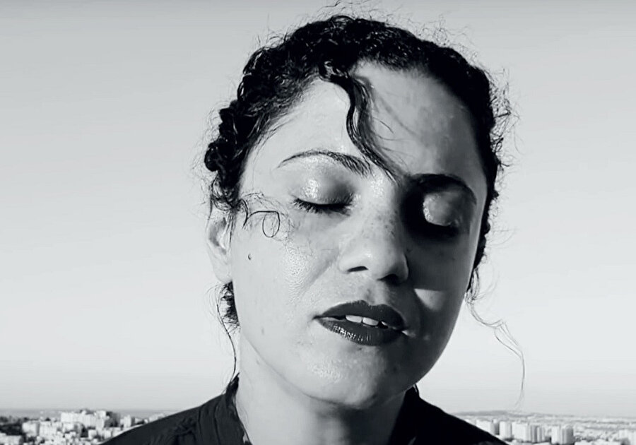 Emel Meslusi protest müziği yapan Tunuslu şarkıcı ve söz yazarıdır.
