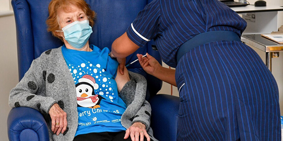 Pfizer/BioNTech aşısı uygulanırken