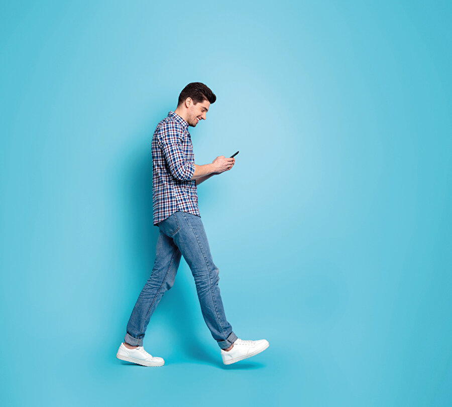 мужик идет. люди на улице. убегает по городу. Young guy. Walk guy.