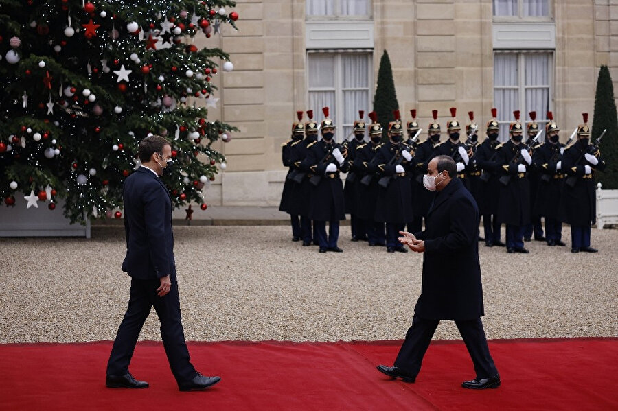 Fransa Cumhurbaşkanı Macron, Elysee Sarayı'nda dün Sisi'yi kırmızı halıyla karşılamıştı.