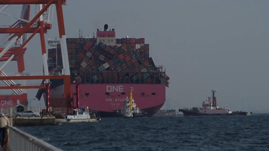 Kargo gemisi fırtınaya yakalandı: İki bin konteyner devrildi