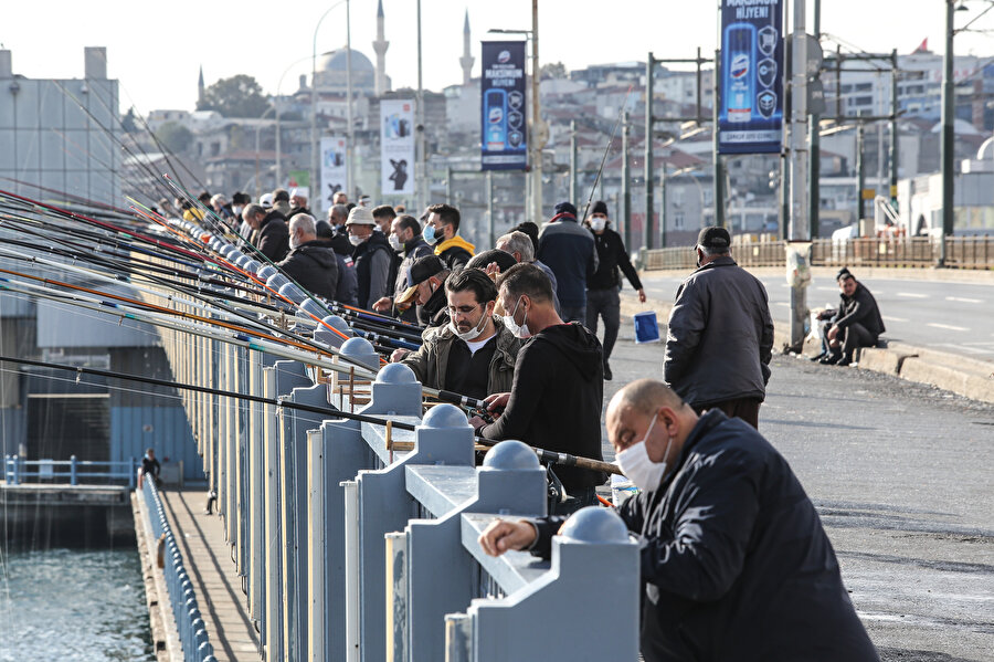 Galata Köprüsünde sosyal mesafe ihlali yapan balıkçılar