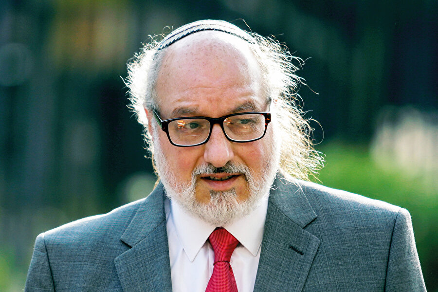 1954’te Teksas’ta Siyonist bir ailenin son çocuğu olarak dünyaya gelen Jonathan, holokost hikâyeleriyle büyüdü. Annesi ve ödüllü bir mikrobiyolog olan babası, ona güçlü bir Yahudi kimliği aşılamak için elinden geleni yaptı. Genç Jonathan için en önemli şey, İsrail davasına sadakat mânâsına gelen “ırkî yükümlülük”tü. Stanford Üniversitesi’nde siyaset bilimi okurken arkadaşlarına çifte vatandaş olmakla hava atıyor, Mossad için çalıştığını, İsrail ordusunda albay rütbesiyle bulunduğu yavesiyle birlikte anlatıyordu.