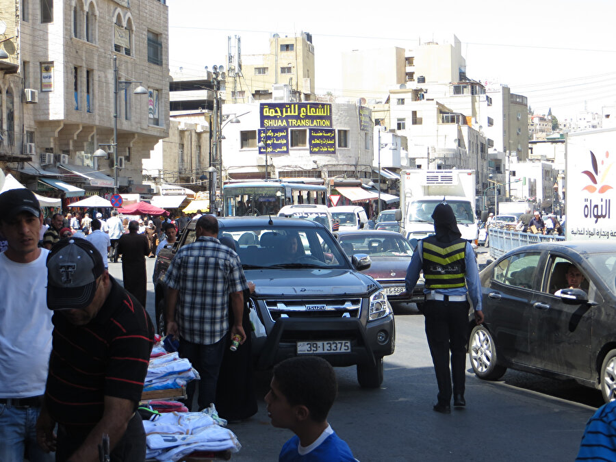 Genellikle kalabalık ve bol trafikli Amman sokaklarından bir görünüm...