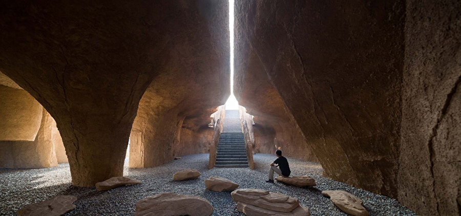 Prefabrike paneller yardımıyla oluşturulan yapay mağara.