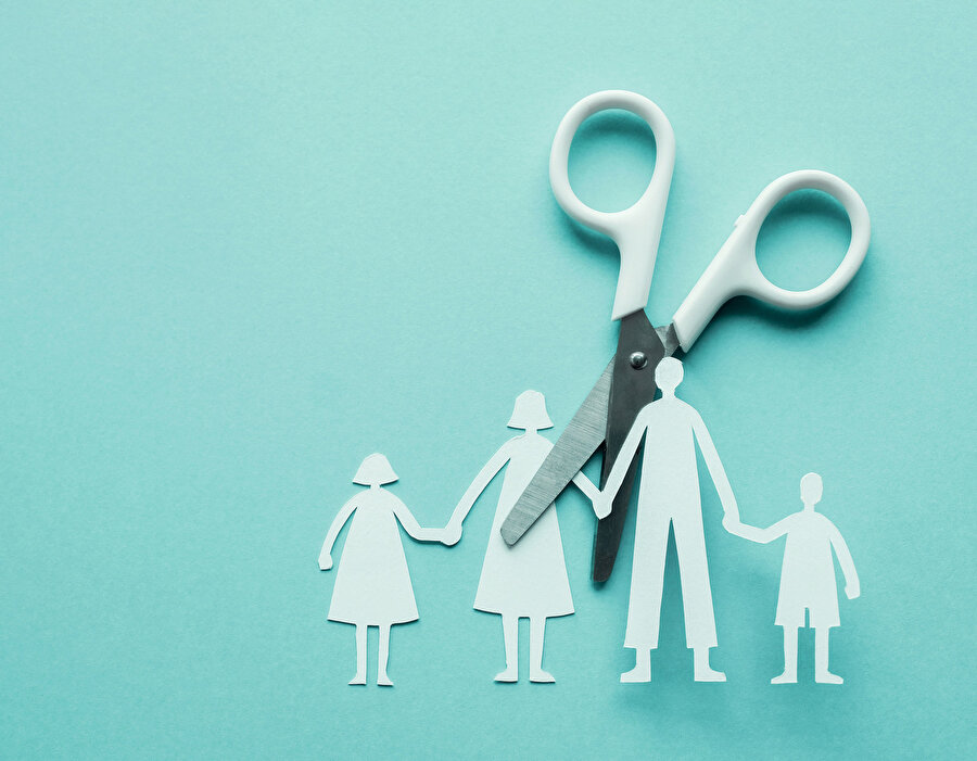 Her biri çöp kadar değersiz ev eşyaları, salon, gelinlik, mekân gibi dayatmalarla aileleri faize, çıkmaza, bataklığa sürükleyen, evlenmeyi engelleyen veya geciktirenler, siz bu zulmünüzden ne zaman vazgeçeceksiniz? Kızınızın veya oğlunuzun mürüvvetinden mi yanasınız, yoksa kötülüğünden mi?