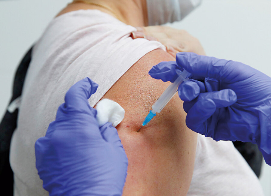 ABD, Kovid-19 aşı programı başkanı Dr. Moncef Slaoui, aşının onay aldıktan sonra 1-2 gün içinde uygulanacağını söylüyor. 