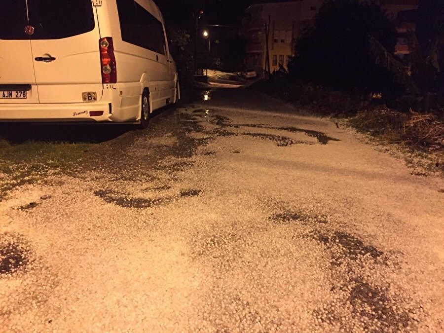 Ceviz büyüklüğünde dolu yağdı: Sokaklar bembeyaz oldu