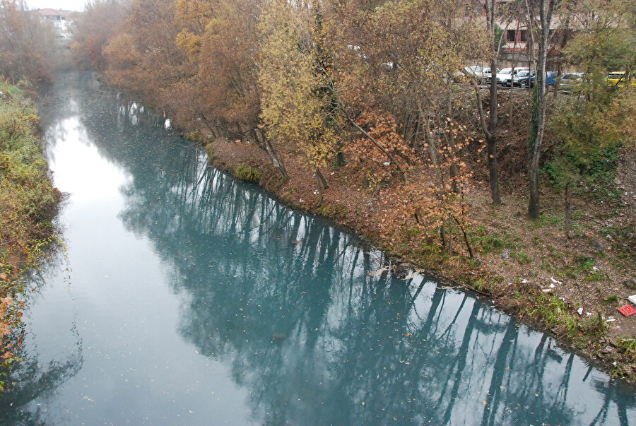 Şehir merkezinin ortasından geçiyor: Irmak maviye büründü
