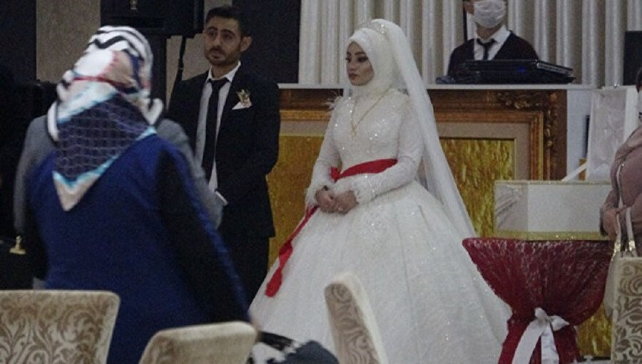 Koronavirüs tedbirlerine rağmen düzenlenen düğün töreninde gelin damat