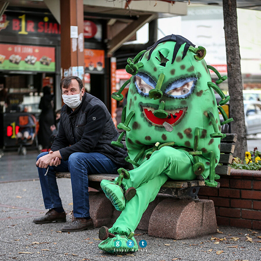 İnegöl'de "koronavirüs kostümü"yle gezen belediye personelinden maske, mesafe, temizlik uyarısı