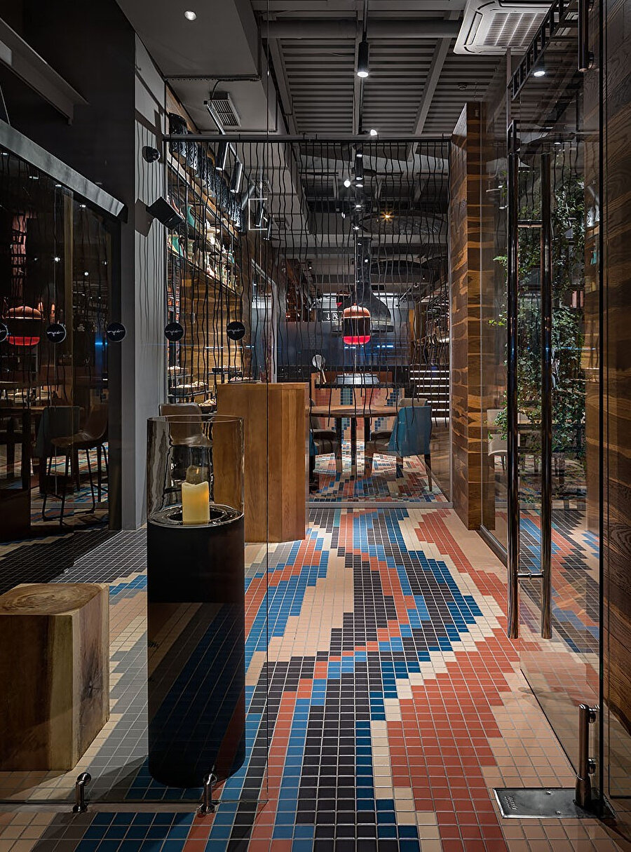 Mozaik sanatının çağdaş bir yorumu olan seramik halı, restoranın giriş bölümüne döşenmiş.