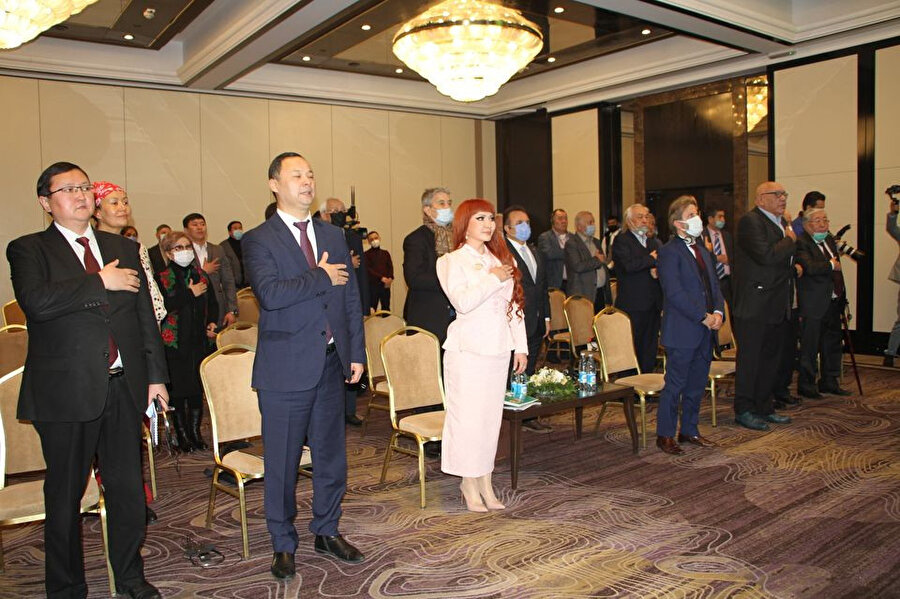 Forumun açılış töreninde merhumun anısına saygı duruşu ile Kırgızistan ve Türkiye milli marşları okundu.