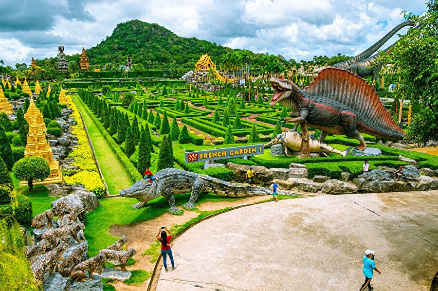 Nong Nooch Tropikal Botanik Bahçesi, Tayland Chonburi Eyaletindeki Sukhumvit Yolu üzerinde 163 kilometrelik bir 500 dönümlük botanik bahçesi ve turistik cazibe merkezidir.