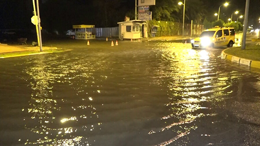 İzmir'de 4 gündür şiddetli yağmur devam ediyor