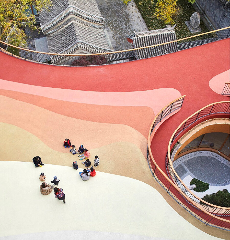 Çatıya, çocukların güvenle vakit geçirebileceği bir oyun alanı tasarlanıyor.