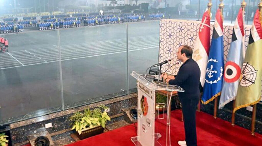 Mısır Cumhurbaşkanı Sisi her defasında Mısırlılarla korumaları olmadan buluştuğunu iddia ediyor