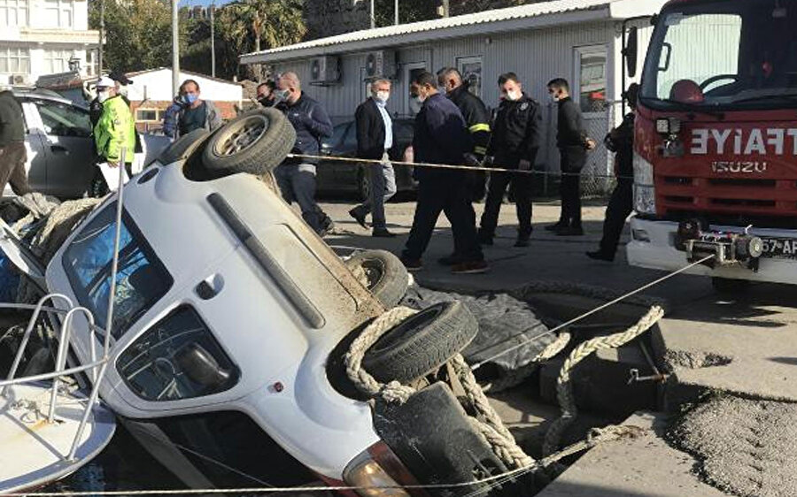 Sinop'ta bir sürücü aracıyla denizde bulunan kayığa çarptı
