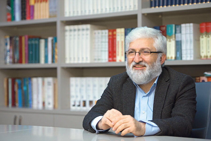 Kredi kartı dolmuş, belli bir sosyal statüsü var, kimse bilmiyor hangi çatının altında ne hikâyeler var. Bizim hedefimiz işte bunlar. Fakir insanların durumu zekâtlarla, el birliğiyle bir şekilde çözülüyor zaten. Bunlar çözülemiyor, söyleyemiyorlar, zekât kabul etmiyorlar. Mülkü var diyelim, geçici olarak parası yok. Bunlar neden evlenmeye mani olsun ki?