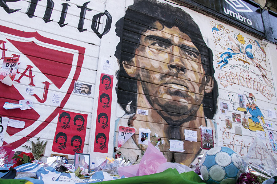 Maradona gibi önemli bir kişiliğin beklenmedik şekilde ölmesi, akıllara suikast mı düzenlendi sorusunu da getirdi. 