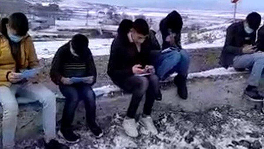 Erzurum'da uzak eğitime katılmak için tepelere çıkan öğrenciler