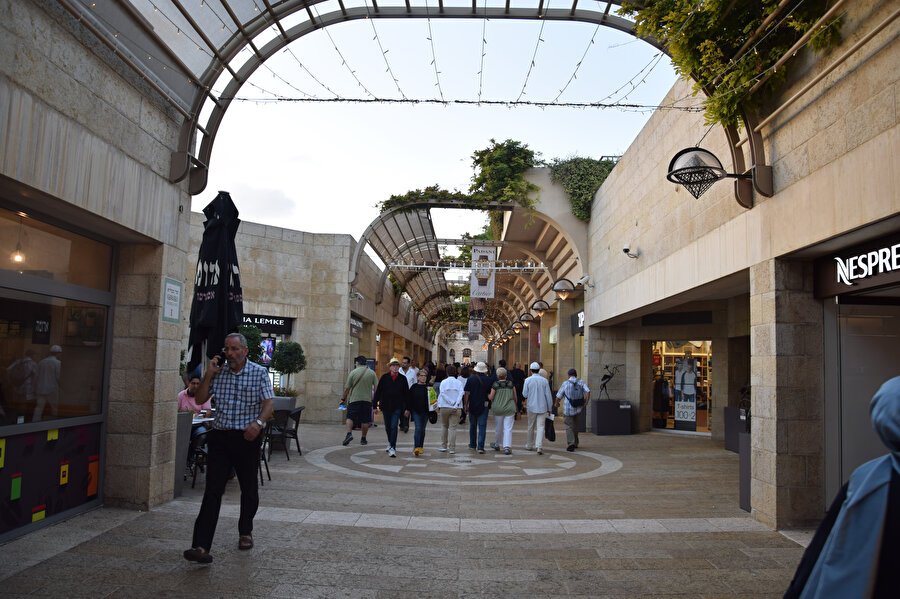Mamilla Çarşısı'nın günümüzdeki manzarası, herhangi bir Batı kentindeki lüks çarşılardan farksız.