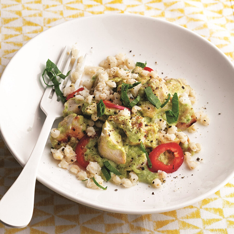 ​Buğday Serpmeli Avokado Soslu Tavuk
