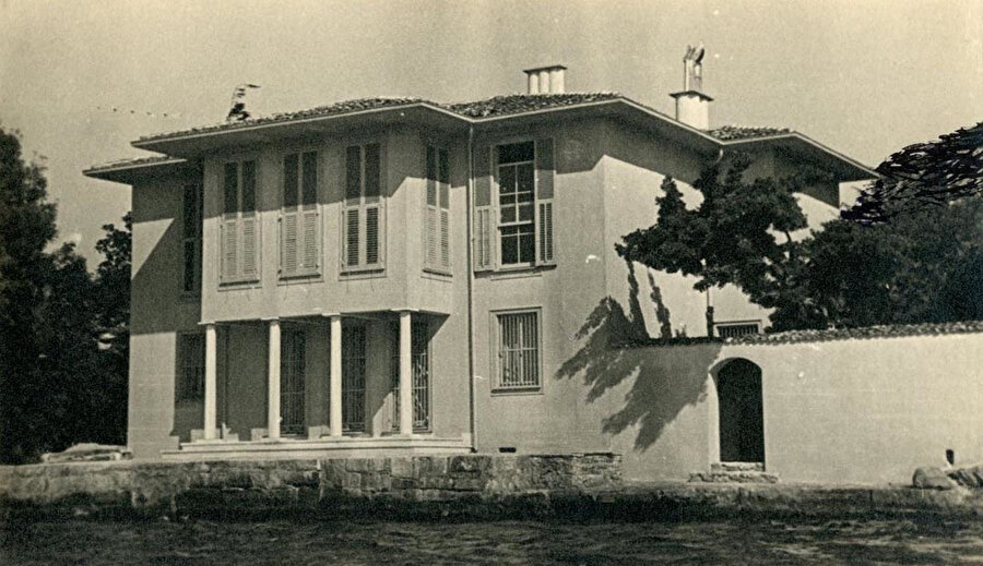 Ayaşlı Yalısı, 1938, SALT Arşiv. Yalı düşey pencereleri ve geleneksel tarzda sofa planıyla geleneksel yapı tipini yeniden yorumlayan bir çalışma. 