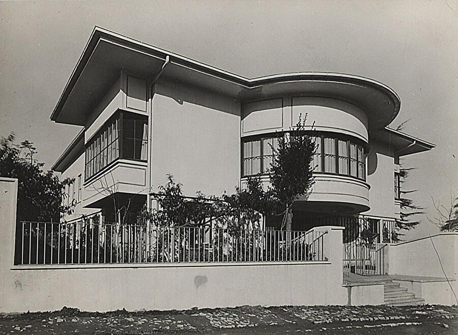 Ağaoğlu Konutu (1936-38), SALT Arşiv. Konut; yapıldığı dönemde geleneksel Türk tarzının, dönemin binalarında uygulanmasının mümkün olabileceğini gösterir. 