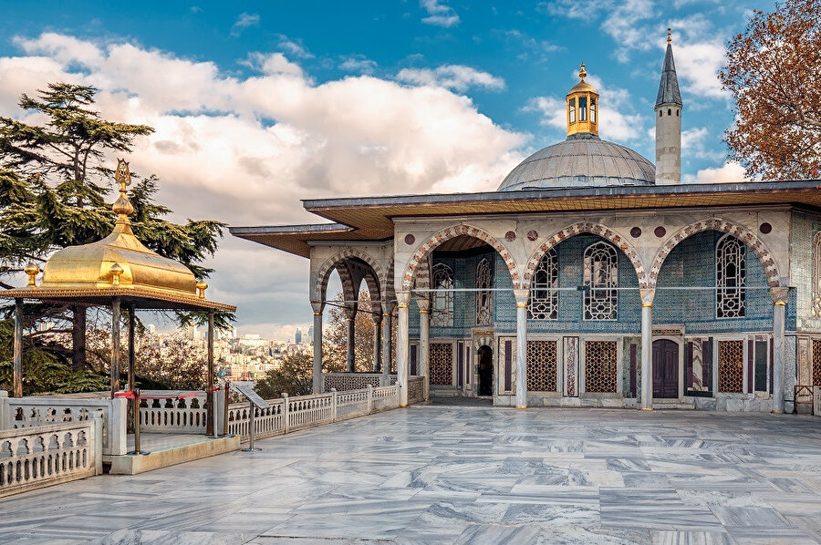 Topkapı Sarayı, İstanbul Sarayburnu'nda, Osmanlı İmparatorluğu'nun 600 yıllık tarihinin 400 yılı boyunca, devletin idare merkezi olarak kullanılan ve Osmanlı padişahlarının yaşadığı saraydır. 